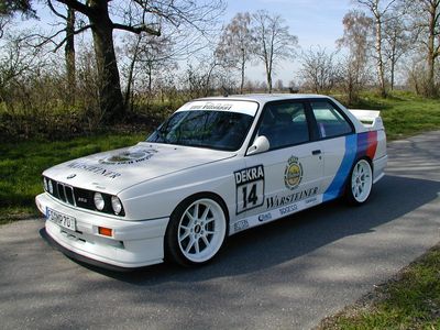 Автостекла BMW M3 E30 c установкой в Москве